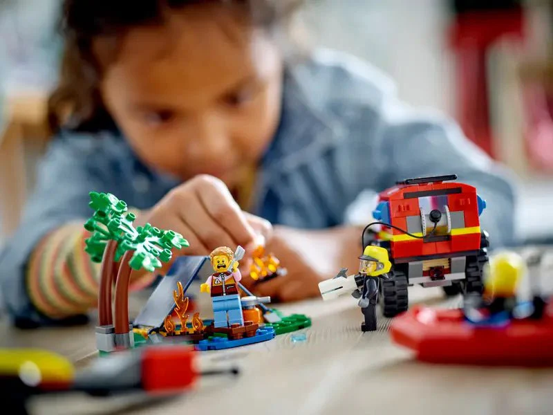 LEGO - City - 4x4 Fire Truck with Rescue Boat - Image 8
