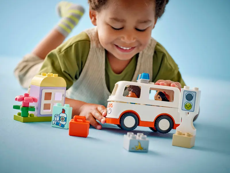 Lego - Ambulance & Driver - Image 3